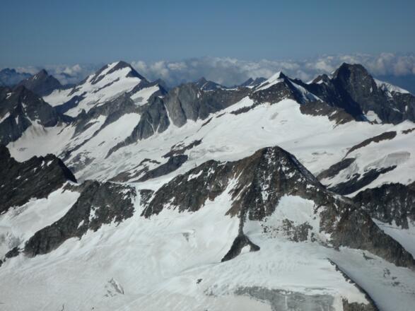Blick vom Großvenediger nach Westen: vorne der Große Geiger, dahinter links Rötspitze, rechts Dreiherrenspitze