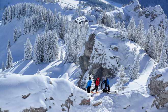 Blick hinab auf den Fuß des Gipfelstocks und das August-Schuster-Haus