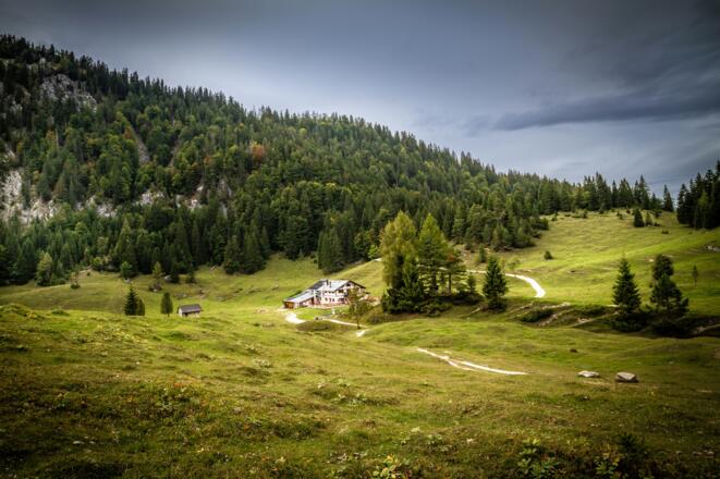 Das Höhlensteinhaus (1233 m) hoch über dem Inntal