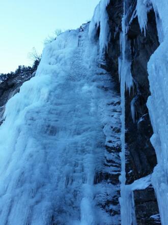Links das nur dünn aufgeeiste Hauptschild des Urfalles.