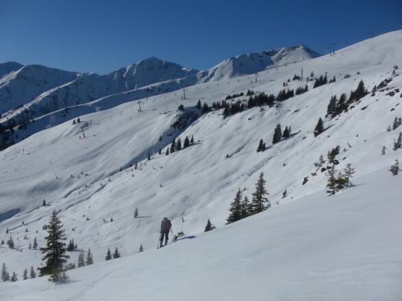 Skigebiet vor Hochkogel und Stemmerkogel