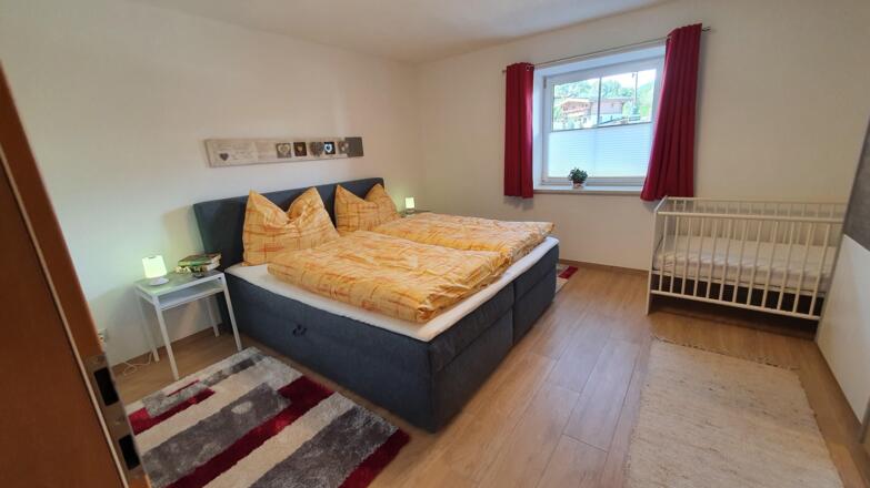 Schlafzimmer mit Gitterbett