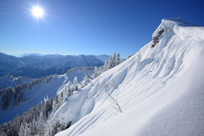 Teils überwechtet folgt die Trasse dem Kamm bis zum Teufelstättkopf.