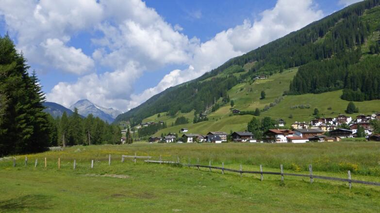 Blick bei der Schwarzachbrücke talaufwärts in die Rieserfernergruppe
