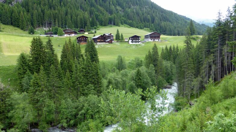 Vor Maria Hilf liegt auf der anderen Seite der Schwarzach der Weiler Ladstatt