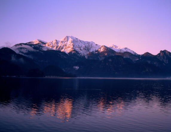 Morgenlicht am Kochelsee: im Hintergrund Fahrenbergkopf, Herzogstand und Heimgarten
