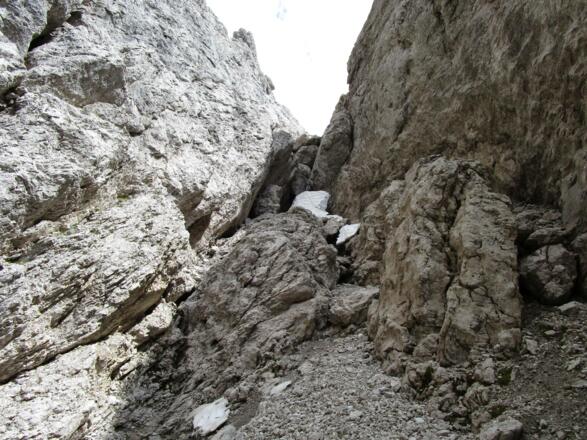 An der linken Wand der Ausstiegsschlucht, ab der 10. Seillänge