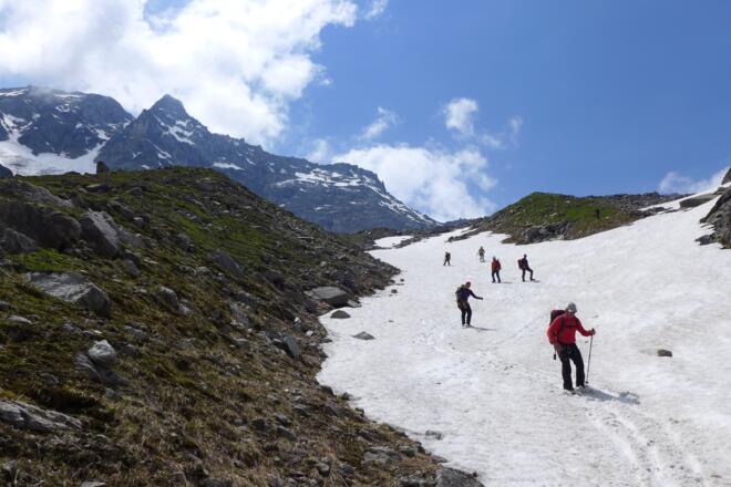 Im Abstieg vom Hocharn: links die Nordwand des Sonnblicks