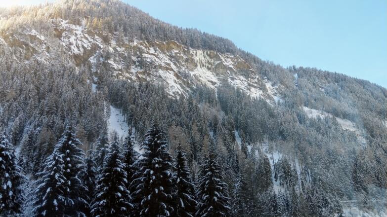 Blick vom Parkplatz auf die gegenüberliegende Schwarzwand mit den Eisfällen