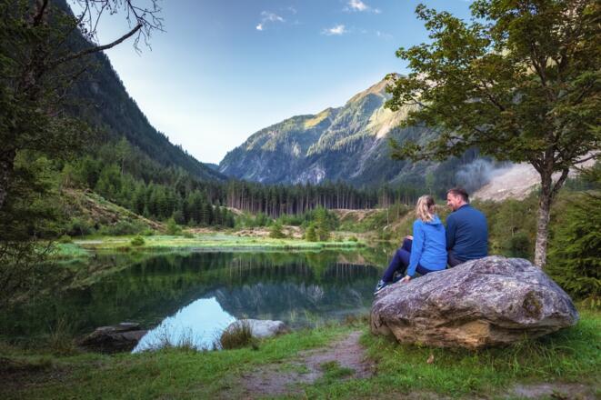Traumhafte Aussicht auf den wunderschönen Blausee