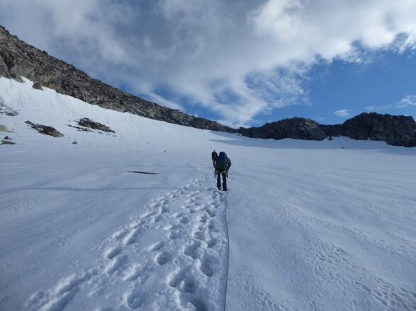 Unterwegs auf dem kleinen Gletscher zur Scharte (in Bildmitte)