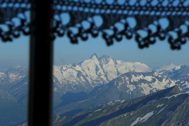 Blick vom Gastraum des Zittelhauses zum Großglockner