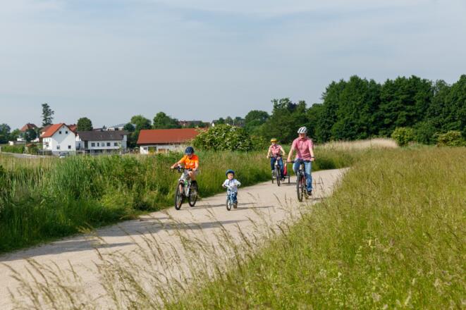Barrierearmer Weg in Schierling - Fahrradausflug mit Familie