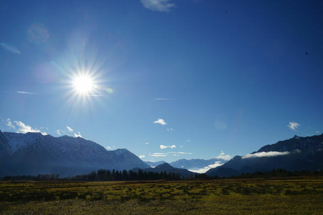 Auf dem Weg zum Langen Köchel öffnet sich ein fantastischer Blick auf das Murnauer Moos mit Estergebirge und Wetterstein.