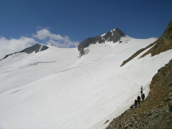 Der Übergang auf das Mullwitzkeees, in der Mitte das Rainerhorn, links Rainertörl und Großvenediger