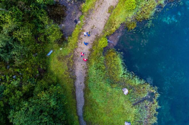 Entlang des Weges um den Blausee