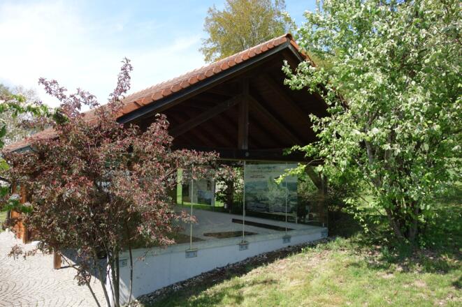 Goldsteig Rastplatz mit Obstbaumblüte