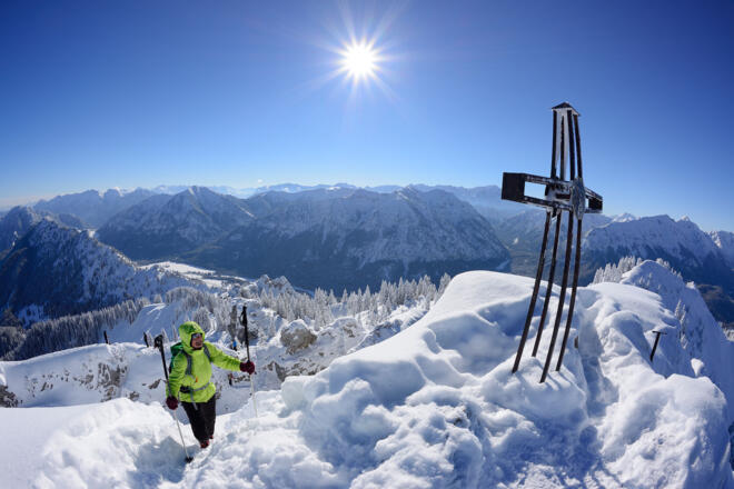 Am Gipfel des Teufelstättkopfs. Im Hintergrund Wetterstein und Ammergauer Alpen