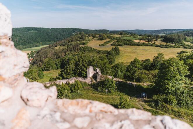 Malerische Juralandschaft umgibt die Burgruine von Kallmünz
