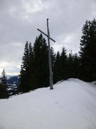Gipfelkreuz des Edelsberg mit Gipfelbuch