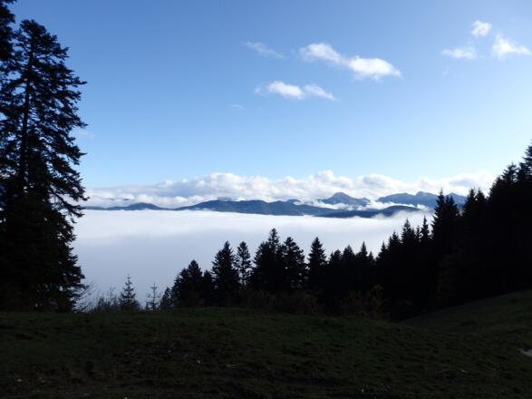 Blick vom Abstieg auf die umliegenden Berge