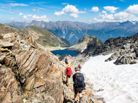 Direkt am Wetter See liegt die Erlanger Hütte, die man auf diesem Bild sogar erkennt.