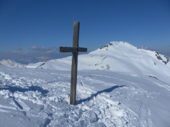 Gipfelkreuz des Gipfels, dahinter der Marchkopf
