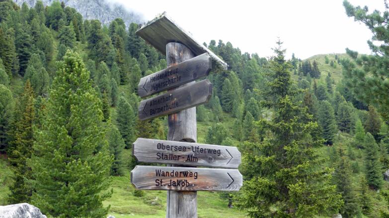 Der alte Wegweiser zeigt die Richtung an