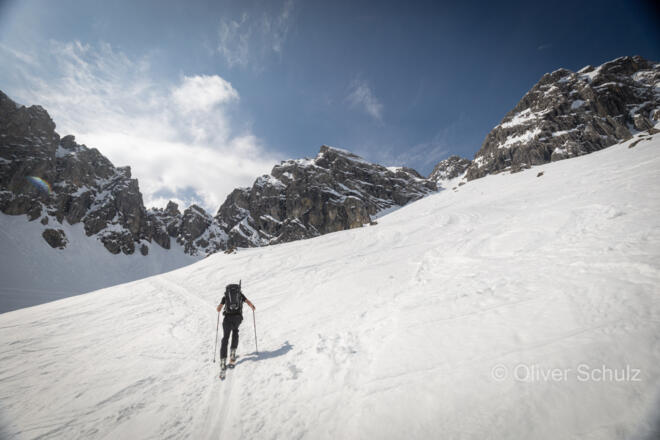 Alpines Ambiente:  Die Schafalpenköpfe begleiten auf dem Weg zum Elfer.