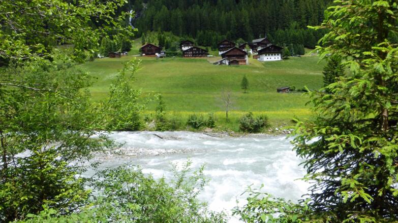 Die Schwarzach ist erreicht; dahinter der Weiler Erlsbach