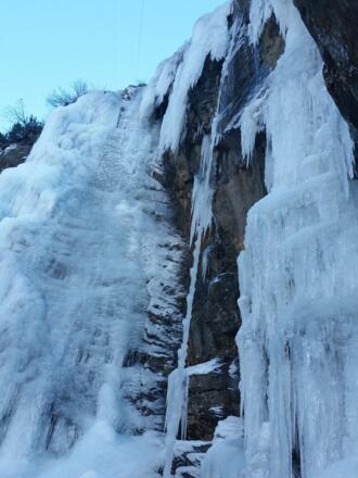 Blick von einer rechten Variante in den linken Hauptteil des Eisfalles