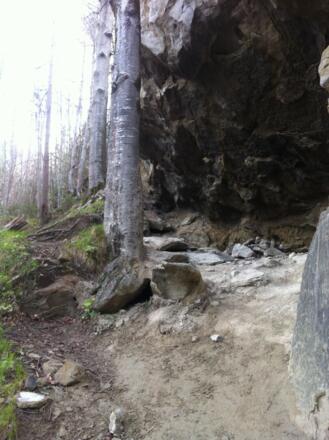 Am schmalen Pfad der Ammerschlucht befinden sich Höhlen