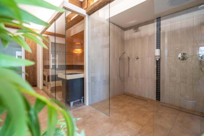 Sauna und Dusche im Hotel Garni Brunnthaler