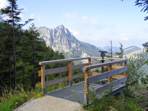 Fernrohr mit Blick auf die Gedererwand