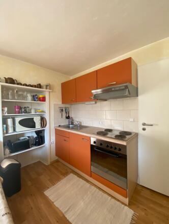 Küche mit vielen Küchenutensilien