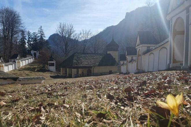 Blick auf das Naturdenkmal Biber in Brannenburg mit Kreuzweg