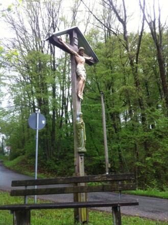 Holzkreuz am Wegrand bei Peißenberg