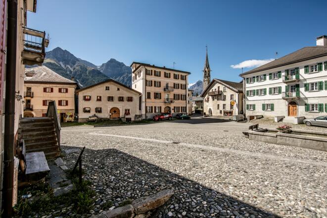 Dorfplatz "Plaz" in Sent