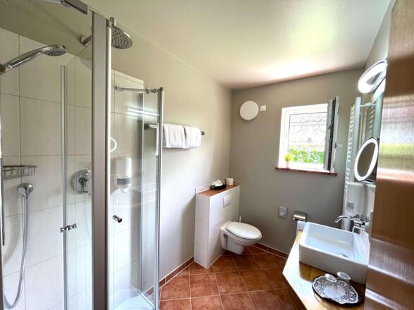 Badansicht des Komfort Zimmers im Hotel Garni Brun