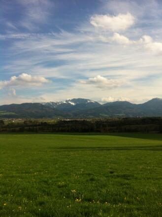 Von der Bank am Wegkreuz hat man ein grandioses Alpenpanorama