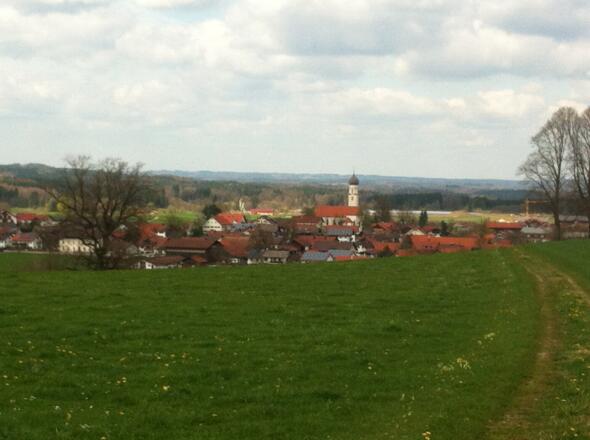 Von der Hochfläche hat man einen wunderschönen Weitblick auf Antdorf
