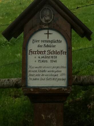 Am Wegkreuz angebrachte Tafel