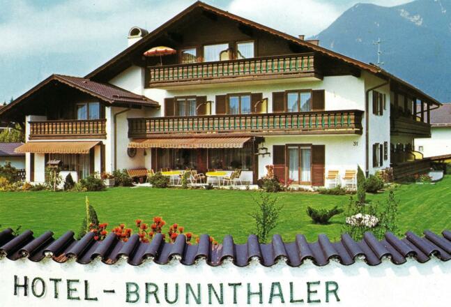 Außenansicht mit Bergblick vom Hotel Garni Brunnthaler in Garmisch