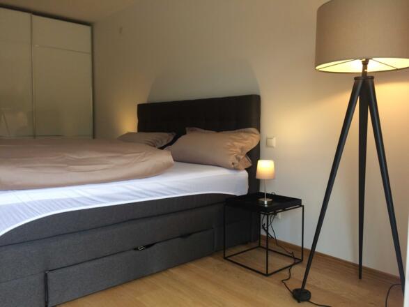 Elegantes Schlafzimmer mit hochwertigen Lampen - mit Boxspringbett 1,80m mit 2 Matrazen und Topper