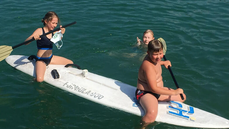 Kinder beim See