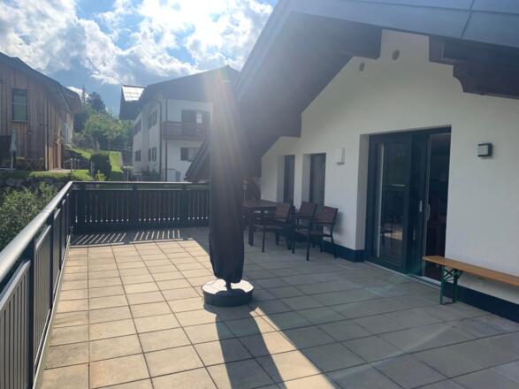 großzügige sonnige Terrasse