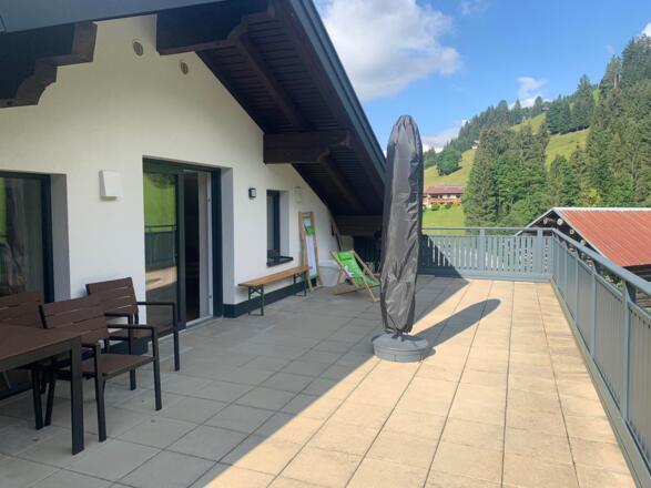 Blick auf die großzügige sonnige Terrasse