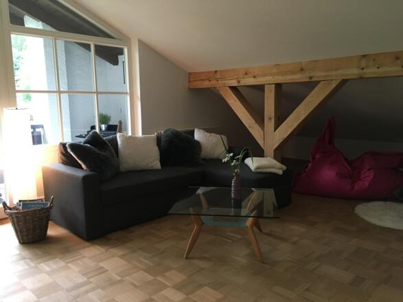 Ausziehbares Sofa und Sitzsäcke