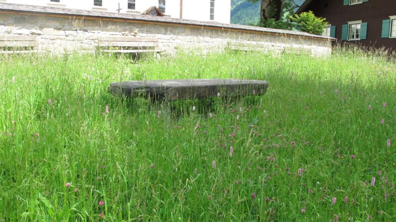 Ausrufestein vor dem Mesnerhaus