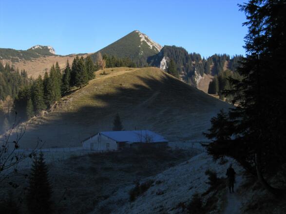 Vor der Ackeralm, mittig der Geigelstein